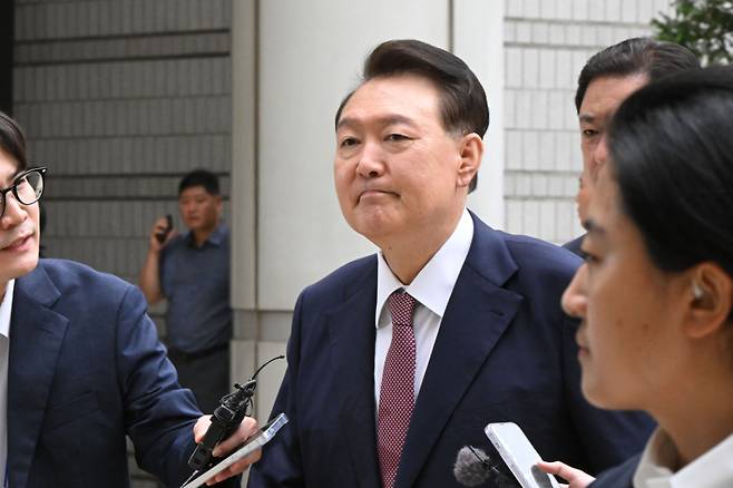 윤석열 전 대통령이 3일 서울 서초구 서울중앙지방법원에서 열린 내란 우두머리 혐의·직권남용 권리행사 방해 혐의 사건 9차 공판에 출석하고 있다. 연합뉴스&nbsp;