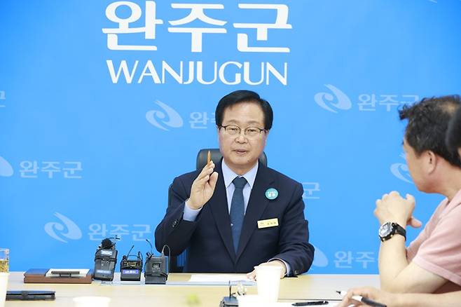 유희태 완주군수가 3일 기자회견에서 최근 발표된 완주·전주 상생발전 105개 방안에 대해 수용 불가 입장을 설명하고 있다.&nbsp;