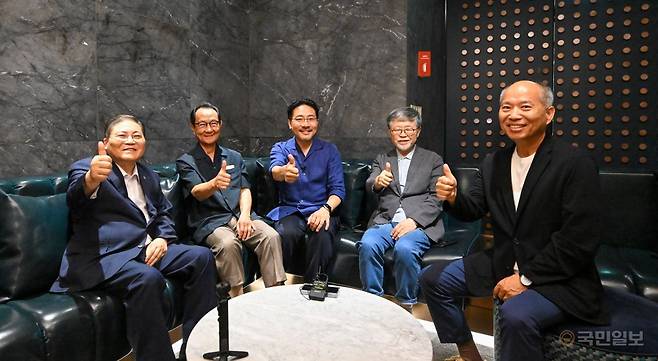 영화 '킹 오브 킹스'를 제작한 장성호(가운데) 감독이 지난달 23일 서울 강남구 코엑스에서 진행된 목회자 시사회 후 주요 교회 목회자들(왼쪽부터 소강석(새에덴교회) 박종화(경동교회 원로) 송태근(삼일교회) 김병삼(만나교회) 목사)과 ‘무비 토크’를 진행한 뒤 엄지를 들어보이며 포즈를 취하고 있다. 신석현 포토그래퍼