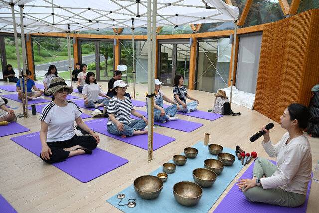 ‘2025 희망디딤돌 비타민캠프’ 참가자들이 지난달 27일 경기도 용인의 에버랜드 포레스트캠프 내 강의장에서 강사의 설명을 들으며 명상을 하고 있다. 용인=윤웅 기자