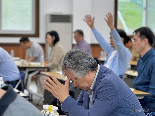 백석학원 교수와 목사들이 2일 충남 천안 백석연수원에서 뜨겁게 기도하고 있다.