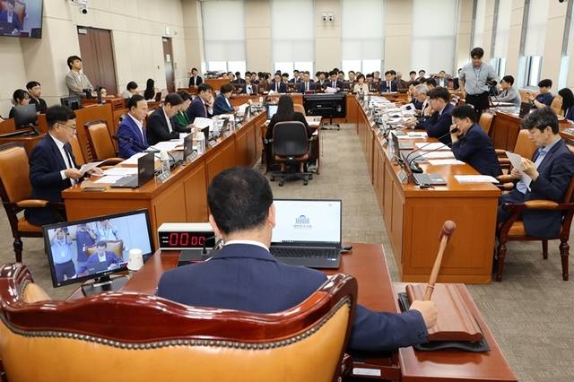 1일 국회 행정안전위원회 전체회의에서 2025년도 제2회 추가경정예산안이 통과되고 있다. 연합뉴스