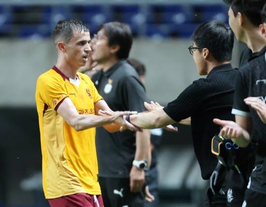 이정효 감독과 기쁨 나누는 아사니. 사진[연합뉴스]