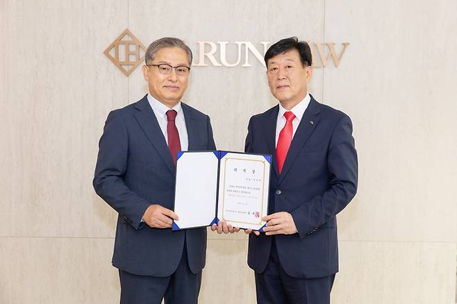 (왼쪽부터) 법무법인 바른 정동민 변호사와 송재섭 상임감사위원이 감사자문위원 위촉식에서 기념사진을 찍고 있다. [사진 = 한국서부발전]