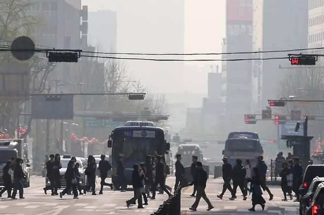 지난 4월 16일 서울 광화문 부근에서 시민들이 이동하고 있다. [사진 출처 = 연합뉴스]