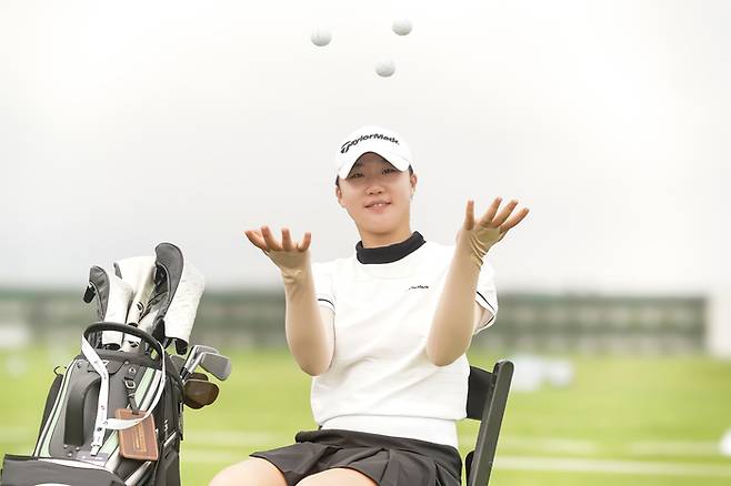 롯데 오픈에서 한국여자프로골프(KLPGA) 투어 데뷔전을 치르는 2011년생 아마추어 안윤주가 포즈를 취하고 있다. 박태성 MHN 골프전문사진기자