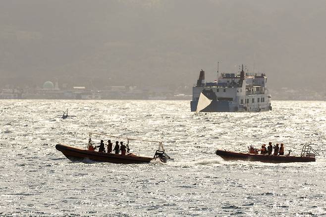 구조대원들이 3일 인도네시아 발리 길리마누크 항구 근처에서 여객선 침몰 사고로 실종된 이들을 찾는 수색 작업을 벌이고 있다. [사진 = 연합뉴스]