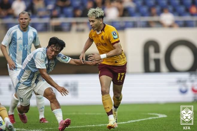 광주 FC 공격수 헤이스(사진 오른쪽). 사진=대한축구협회