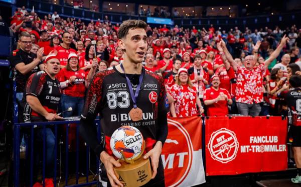 사진 2025 EHF 엑설런스 어워즈 남자부 올해의 유망주상을 수상한 이안 바루페, 사진 출처=유럽핸드볼연맹