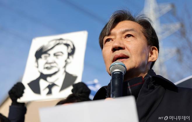 [의왕=뉴시스] 홍효식 기자 = 자녀 입시비리 혐의 등으로 징역형이 확정돼 수감되는 조국 전 조국혁신당 대표가 16일 오전 경기도 의왕시 서울구치소로 출석하며 발언하고 있다. 2024.12.16. yesphoto@newsis.com /사진=홍효식