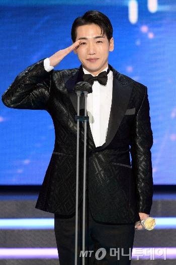 가수 박군이 18일 오후 서울 상암동 SBS프리즘타워에서 열린 '2021 SBS 연예대상' 시상식에서 리얼리티부문 신인상을 수상하고 소감을 말하고 있다. 2021.12.18 <사진=SBS>