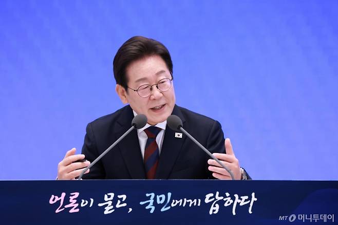 [서울=뉴시스] 고범준 기자 = 이재명 대통령이 3일 청와대 영빈관에서 열린 '대통령의 30일, 언론이 묻고 국민에게 답하다' 기자회견에서 출입기자 질문에 답변하고 있다.  (대통령실통신사진기자단) 2025.07.03. bjko@newsis.com /사진=