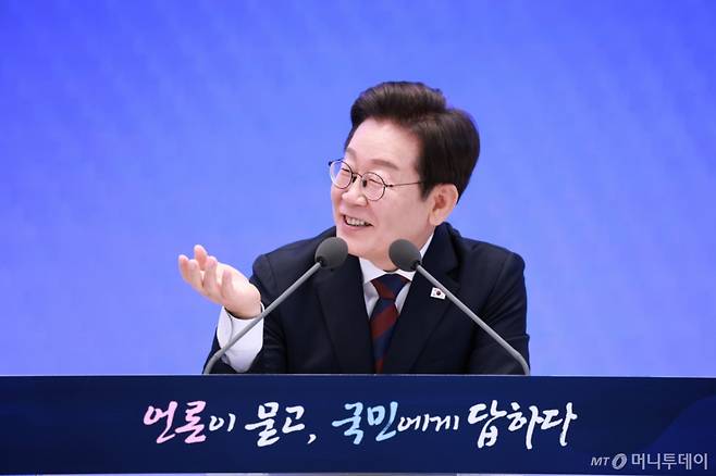 [서울=뉴시스] 고범준 기자 = 이재명 대통령이 3일 청와대 영빈관에서 열린 '대통령의 30일, 언론이 묻고 국민에게 답하다' 기자회견에서 출입기자 질문에 답변하고 있다.  (대통령실통신사진기자단) 2025.07.03. bjko@newsis.com /사진=