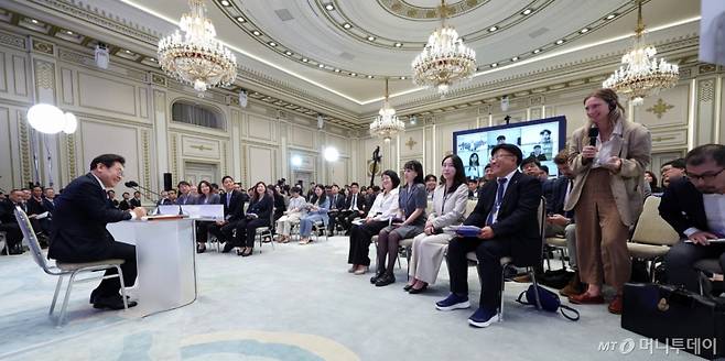 [서울=뉴시스] 고범준 기자 = 이재명 대통령이 3일 청와대 영빈관에서 열린 '대통령의 30일, 언론이 묻고 국민에게 답하다' 기자회견에서 외신출입기자들 질문을 받고 있다. 2025.07.03.