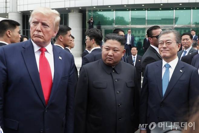 문재인 전 대통령이 2019년 6월30일 판문점에서 당시 도널드 트럼프 미국 대통령, 김정은 북한 노동당 총비서 겸 국무위원장을 만나 대화하고 있다. / 사진=청와대