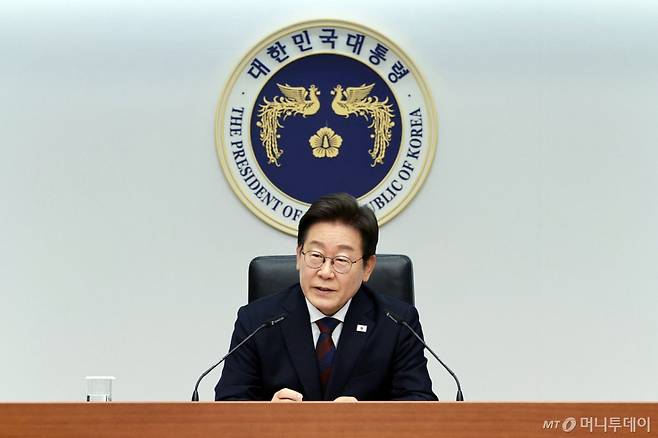 [서울=뉴시스] 고범준 기자 = 이재명 대통령이 3일 서울 용산 대통령실 청사에서 열린 제2차 수석보좌관회의에서 발언하고 있다. 2025.07.03. bjko@newsis.com /사진=고범준