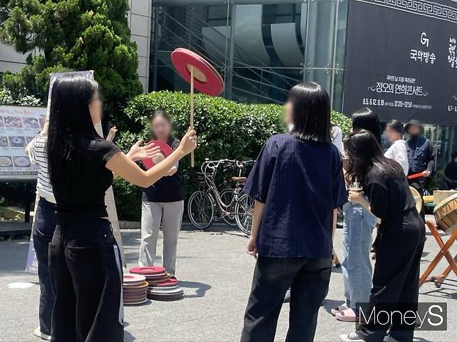 Z세대는 국악을 유산이 아닌 힙한 콘텐츠로 즐기며, 자신만의 방식으로 새롭게 소비한다. 사진은 길거리에서 전통 연희 놀이를 체험 중인 시민들의 모습. /사진=남동주 기자