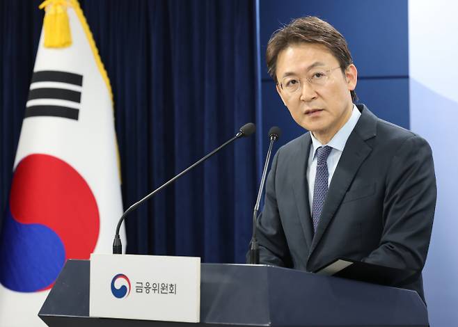 권대영 금융위원회 사무처장이 14일 서울 종로구 정부서울청사에서 긴급 브리핑을 갖고 MG 손해보험에 대한 영업 일부정지 및 향후 처리방안을 발표하고 있다./사진-뉴스1