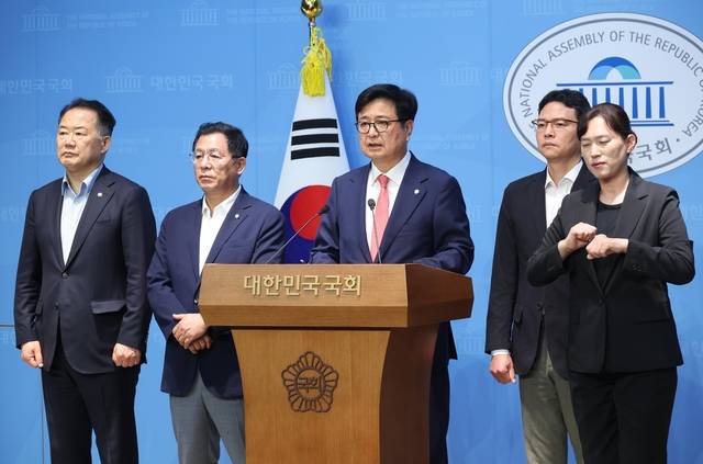 김장겸 국민의힘 의원이  2일 서울 여의도 국회 소통관에서 열린 ‘민주당 과방위 방송3법 폭주와 일방통행식 소위 운영 규탄’ 긴급 기자회견에서 발언을 하고 있다. 왼쪽부터 신성범 의원, 이상휘 의원, 김 의원, 박성훈 의원. 뉴시스