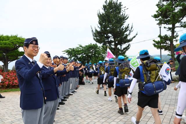 필자(신상태 재향군인회장·맨왼쪽)와 향군 간부들은 지난달 23일 7박 8일 대장정 여정을 시작하는 대학생들을 격려하며 가슴이 벅차오르는 것을 느꼈다.  향군 제공