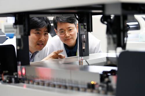 지난달 23일 양산부산대병원 3층 진단검사실에서 이 병원 오승환(왼쪽) 진단검사의학과 교수와 전종근 부산대의대 의학유전학과 교수가 검체를 살펴보고 있다.  윤성호 기자