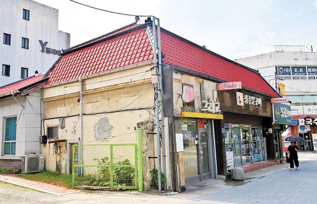 일제강점기 조선운송회사였던 건물. 청주문구사가 들어서 있다.