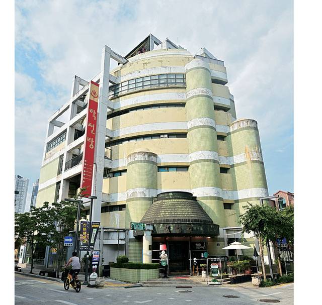 김수근이 설계한 목욕탕인 학천탕. 전체가 다 목욕탕이다.