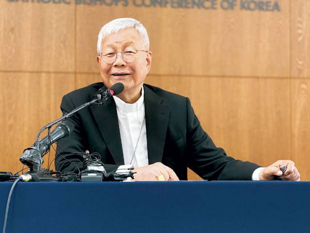 유흥식 추기경이 3일 오전 서울 광진구 한국천주교주교회의 강당 4층에서 진행된 기자간담회에서 취재진의 질문에 답하고 있다.