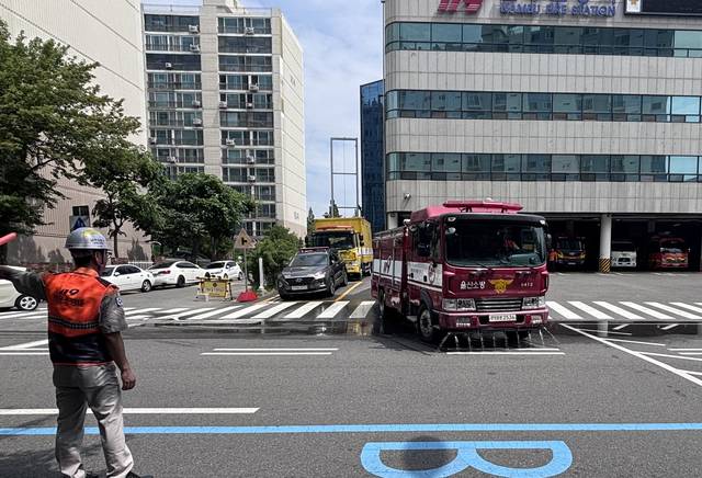울산소방본부가 도심 온도를 낮추기 위해 도로 살수작업에 나서고 있다. 울산소방본부 제공