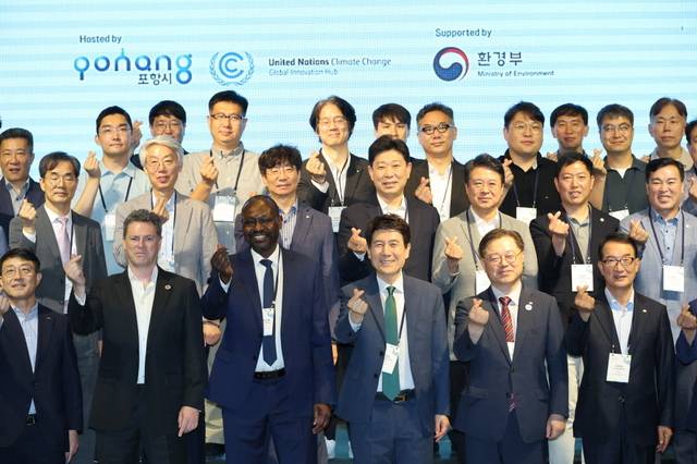 3일 경북 포항에서 열린 ‘제14차 유엔 글로벌 혁신 허브, 포항시스테믹 혁신 워크숍(UN GIH S.I.W)’에서 참석자들이 기념사진을 촬영하고 있다. 포항시청 제공