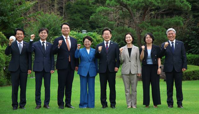 이재명 대통령이 3일 서울 한남동 관저에서 야 5당 지도부와 오찬 회동을 하기 전 기념 촬영하고 있다. 대통령실통신사진기자단