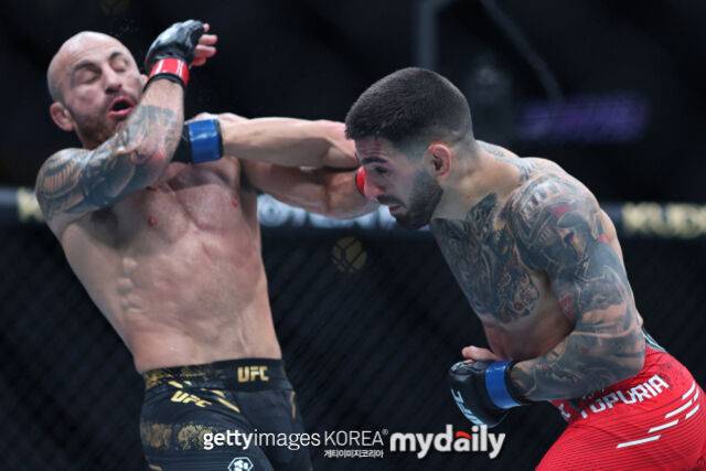 토푸리아(오른쪽)가 볼카노프스키와 경기에서 펀치를 적중하고 있다. /게티이미지코리아