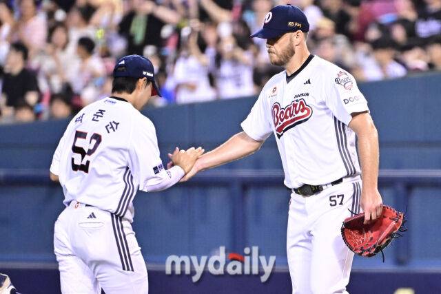 2일 서울 잠실야구장에서 열린 '2025 신한 SOL BANK KBO리그' 삼성 라이온즈와 두산 베어스 경기. 두산 선발 콜어빈 5회말 2사 만루 삼성 김성윤의 타구를 아웃 처리한 박준순과 기뻐하고 있다./잠실 = 한혁승 기자