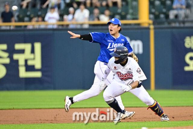 2일 서울 잠실야구장에서 열린 '2025 신한 SOL BANK KBO리그' 삼성 라이온즈와 두산 베어스 경기. 두산 박준순이 4회말 2사 2루에 1타점 적시타를 친 후 2루에서 태그 아웃됐다./잠실 = 한혁승 기자