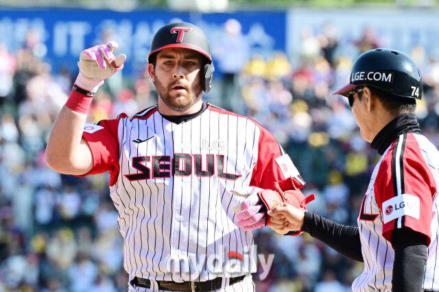 4일 오후 서울 잠실구장에 진행된 '2025 신한 SOL뱅크 KBO 리그' SSG-LG의 경기.LG 오스틴이 7회말 안타를 때린 뒤 세리머니를 펼치고 있다./마이데일리