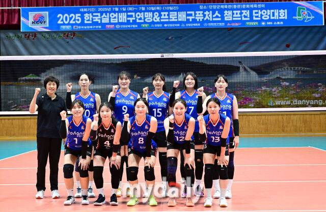 경기 시작 전 단체사진을 촬영한 포항시체육회./단양=유진형 기자