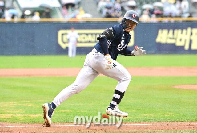 2025년 4월 12일 오후 서울 잠실구장에서 진행된 '2025 신한 SOL뱅크 KBO 리그' 두산 베어스와 LG 트윈스의 경기. 두산 추재현이 2회초 선두타자로 나와 포수 스트라이크 낫 아웃에서 1루로 뛰고 있다./마이데일리