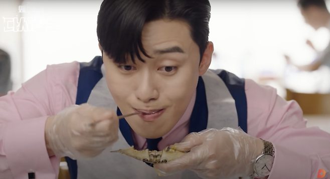 드라마 ‘김비서가 왜 그럴까?’에서 박서준이 간장게장을 먹고있다. [유튜브 tvN D ENT 캡처]