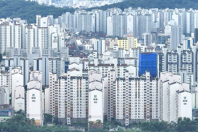 정부가 6억원 이상 주택담보대출을 금지하는 초고강도 대출 규제를 시행하며 서울 아파트의 74%, 18개 구의 대출 감소 타격이 있을 것으로 보이는 가운데 29일 서울 시내 아파트 단지의 모습.[연합]