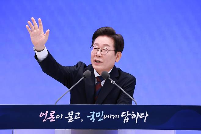 이재명 대통령이 3일 청와대 영빈관에서 열린 ‘대통령의 30일, 언론이 묻고 국민에게 답하다’ 기자회견에서 발언하고 있다. [연합]