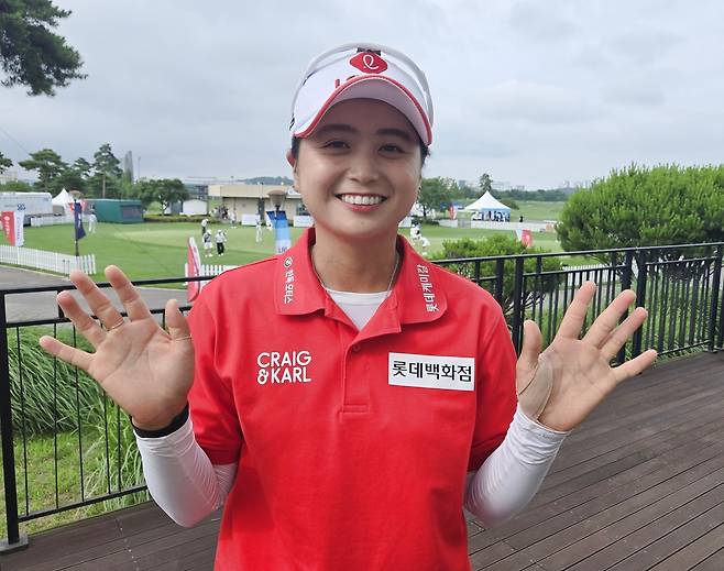 KLPGA 투어 롯데 오픈에 출전하는 최혜진이 지난 2일 인천 베어즈베스트 청라 골프클럽에서 손가락 10개를 펴보이고 있다. 최혜진이 이 대회에서 2년 만에 정상 탈환하면 프로 통산 10승 고지에 오르게 된다.  인천=조범자 기자