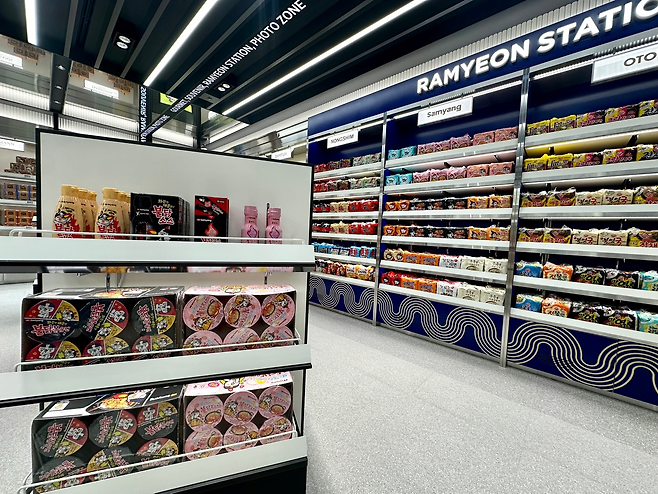 김포공항 면세점 내 라면 스테이션. 주요 라면 3사(삼양·오뚜기·농심) 제품이 모두 입점해 있다. [삼양식품 제공]
