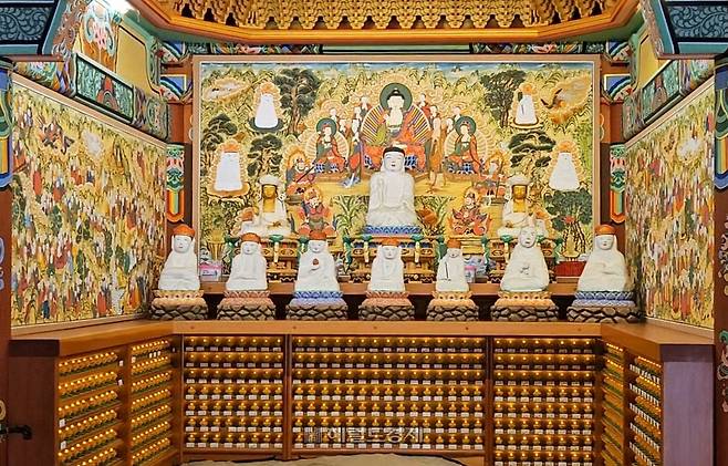 나한전 내부 법당