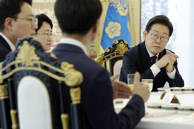 이재명 대통령이 3일 서울 한남동 관저에서 열린 비교섭단체 5당 지도부 오찬 회동에서 사회민주당 한창민 당대표 겸 원내대표의 발언을 듣고 있다. [연합]