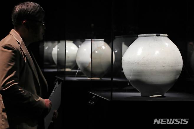 [서울=뉴시스] 박진희 기자 = 리움미술관 '조선의 백자, 군자지향 君子志向' 전시 전경.  2023.02.24. pak7130@newsis.com