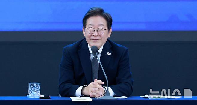 [광주=뉴시스] 고범준 기자 = 이재명 대통령이 25일 광주 국립아시아문화전당에서 열린 광주시민, 전남도민 타운홀미팅에서 미소를 짓고 있다. 2025.06.25. bjko@newsis.com