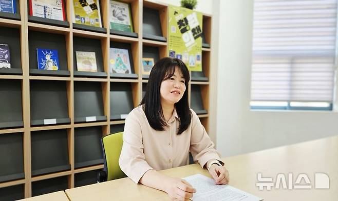 [창원=뉴시스] 강경국 기자 = 경남 창원시 도서관사업소 성산도서관과 창원중앙도서관팀에서 근무하는 백현희(45) 사서. 2025.07.02. kgkang@newsis.com