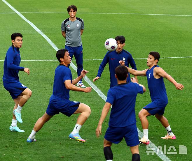 [서울=뉴시스] 박주성 기자 = 9일 서울 마포구 서울월드컵경기장에서 대한민국 축구대표팀 홍명보 감독이 내일 있을 2026 국제축구연맹(FIFA) 북중미 월드컵 아시아 3차 예선 조별리그 B조 10차전 쿠웨이트전을 대비해 선수들의 훈련을 지켜보고 있다. 2025.06.09. park7691@newsis.com
