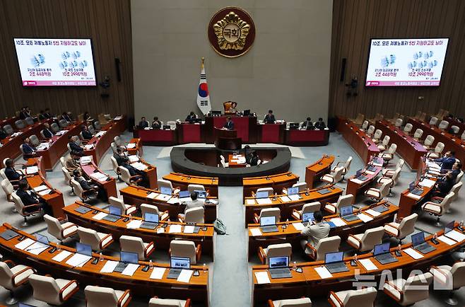 [서울=뉴시스] 고승민 기자 = 30일 서울 여의도 국회에서 열린 예산결산특별위원회 전체회의 추경안 종합정책질의에서 김위상 국민의힘 의원이 국무위원들에게 질의하고 있다. 2025.06.30. kkssmm99@newsis.com