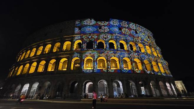 콜로세움 외벽에 투사된 이이남 '다시 태어나는 빛' *재판매 및 DB 금지